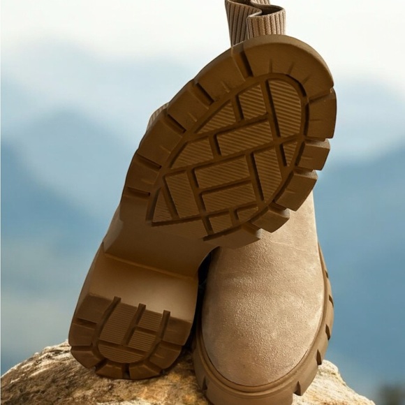 Steve Madden Women’s Halona Chelsea Boot. - Picture 8 of 9